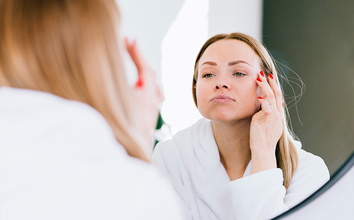 Natural wrinkle reducing and age defence face care with organic skin care products